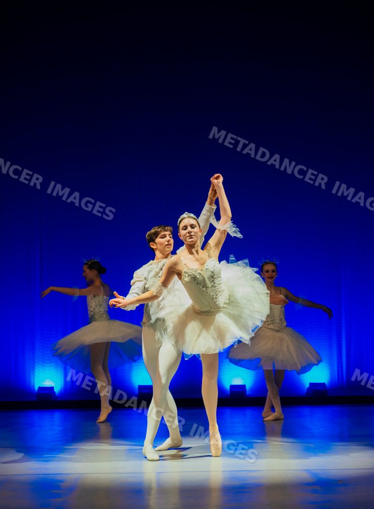 Male and female ballet dancers performing a pas de deux on stage