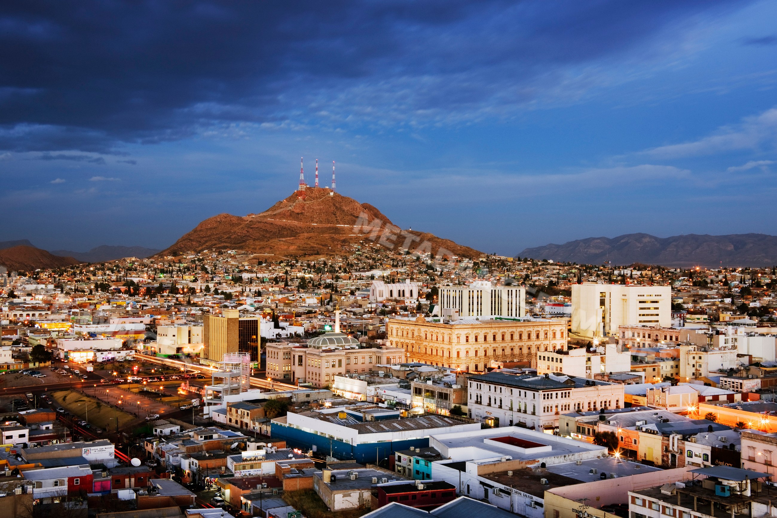 Cerro coronel and cityscape of chihuahua, mexico at dusk