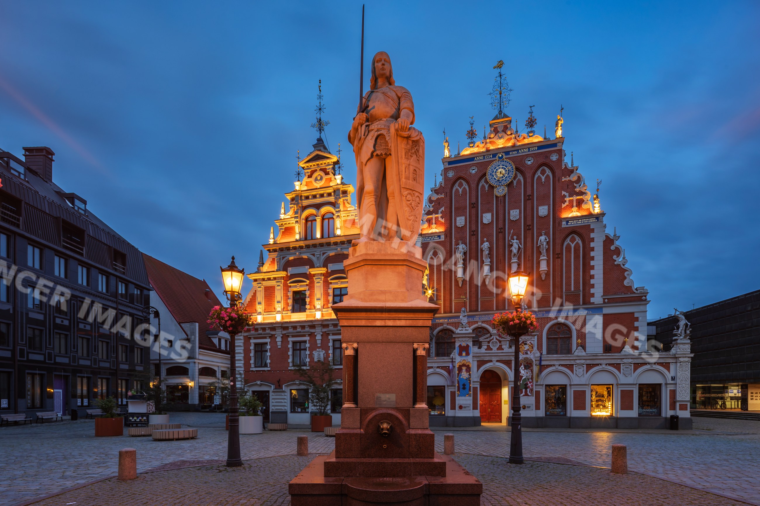 House of the Black Heads and statue of roland