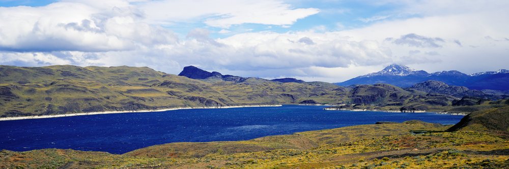 Lago nordenskjold lake with mountains chile