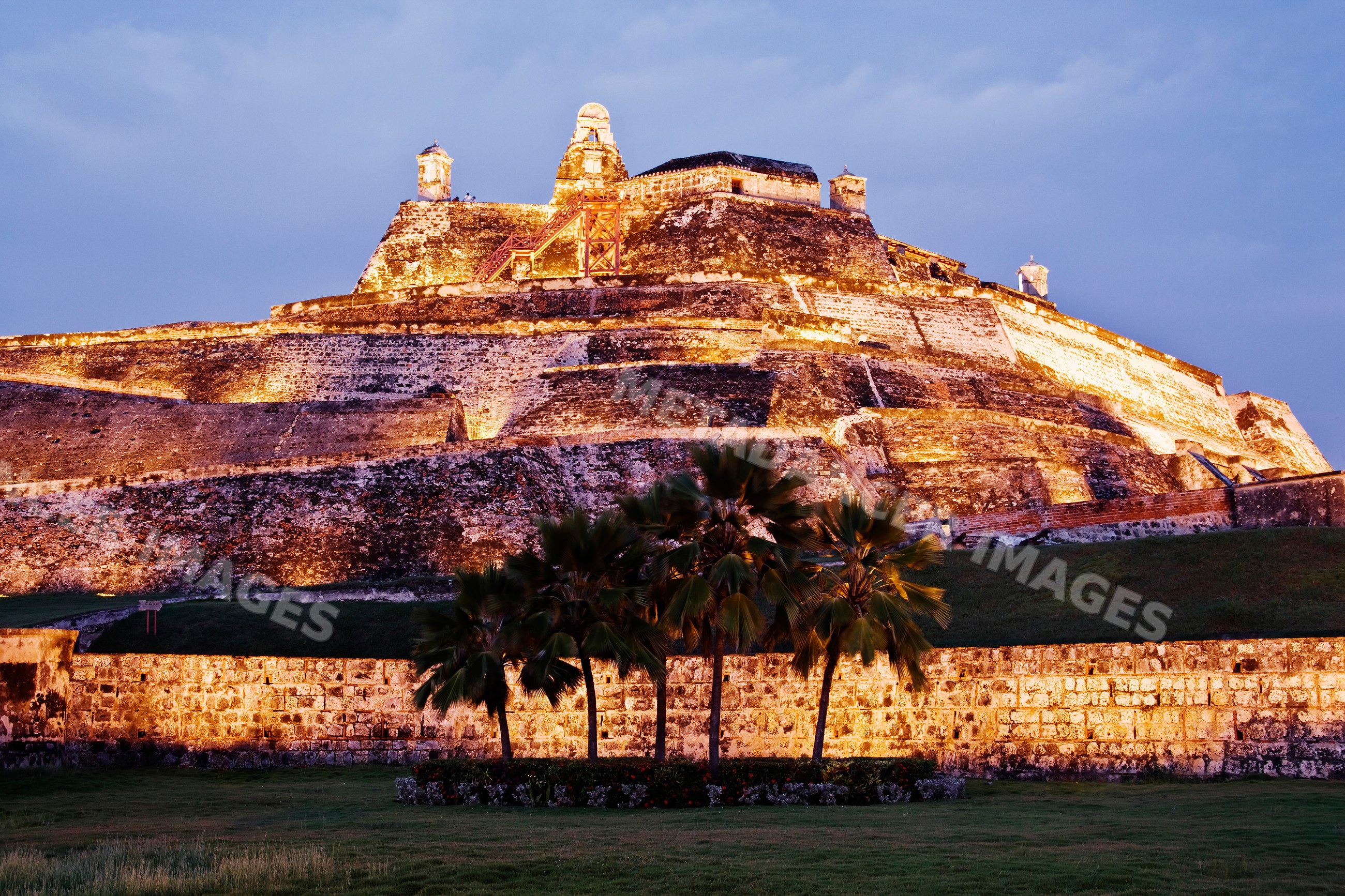 Castillo de san felipe de barajas fortress illuminated at night