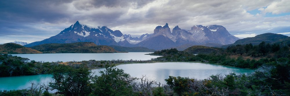 Mountain peaks los cuernos at lago pehoe