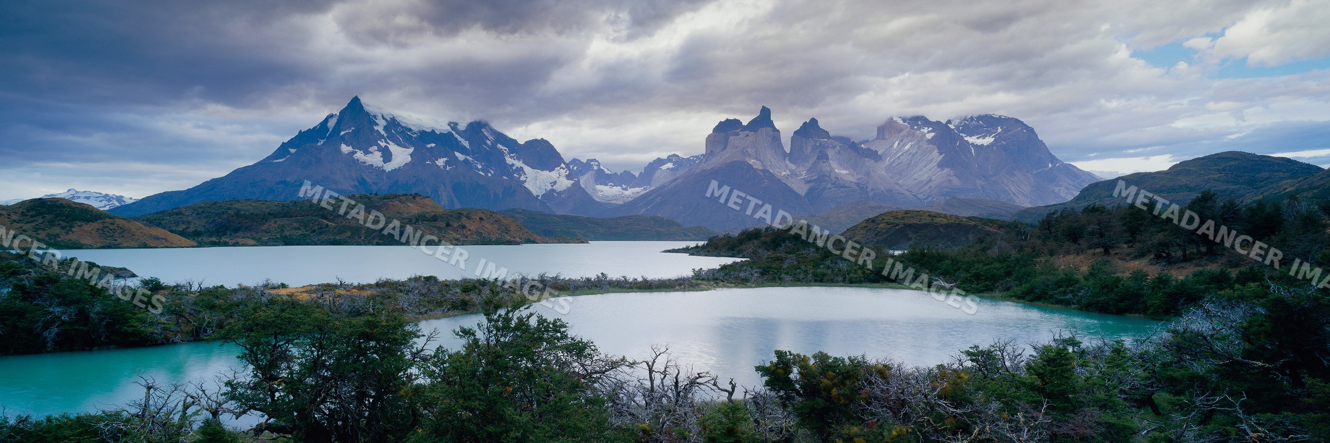 Mountain peaks los cuernos at lago pehoe