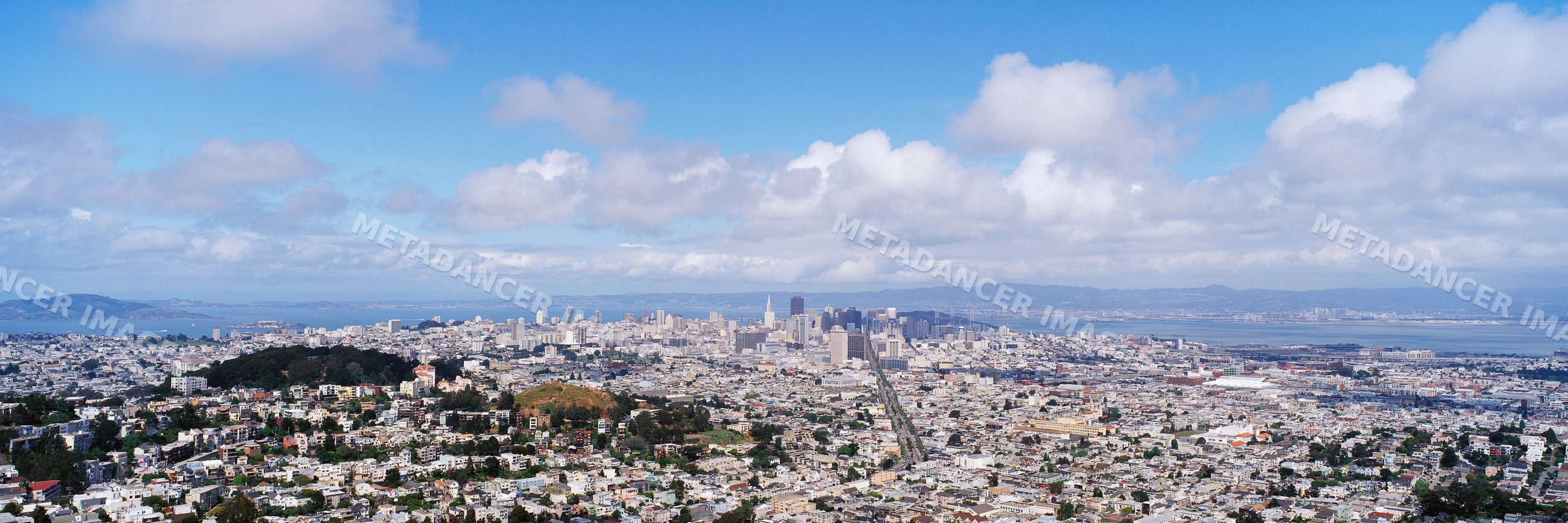 San francisco cityscape with skyline and bay