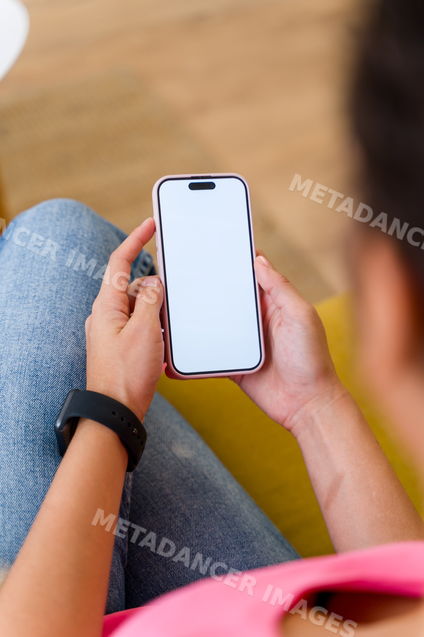 Hispanic Person holding a smartphone with a blank screen