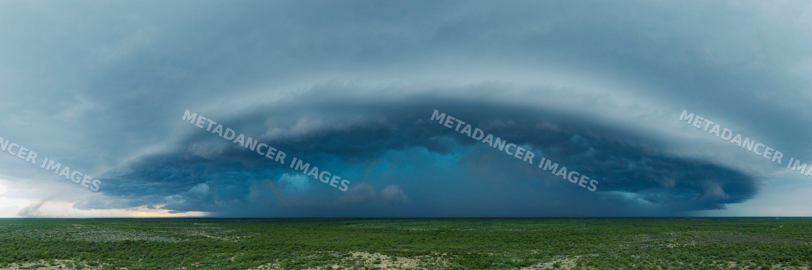 Supercell thunderstorm with rotating cloud formation over del rio