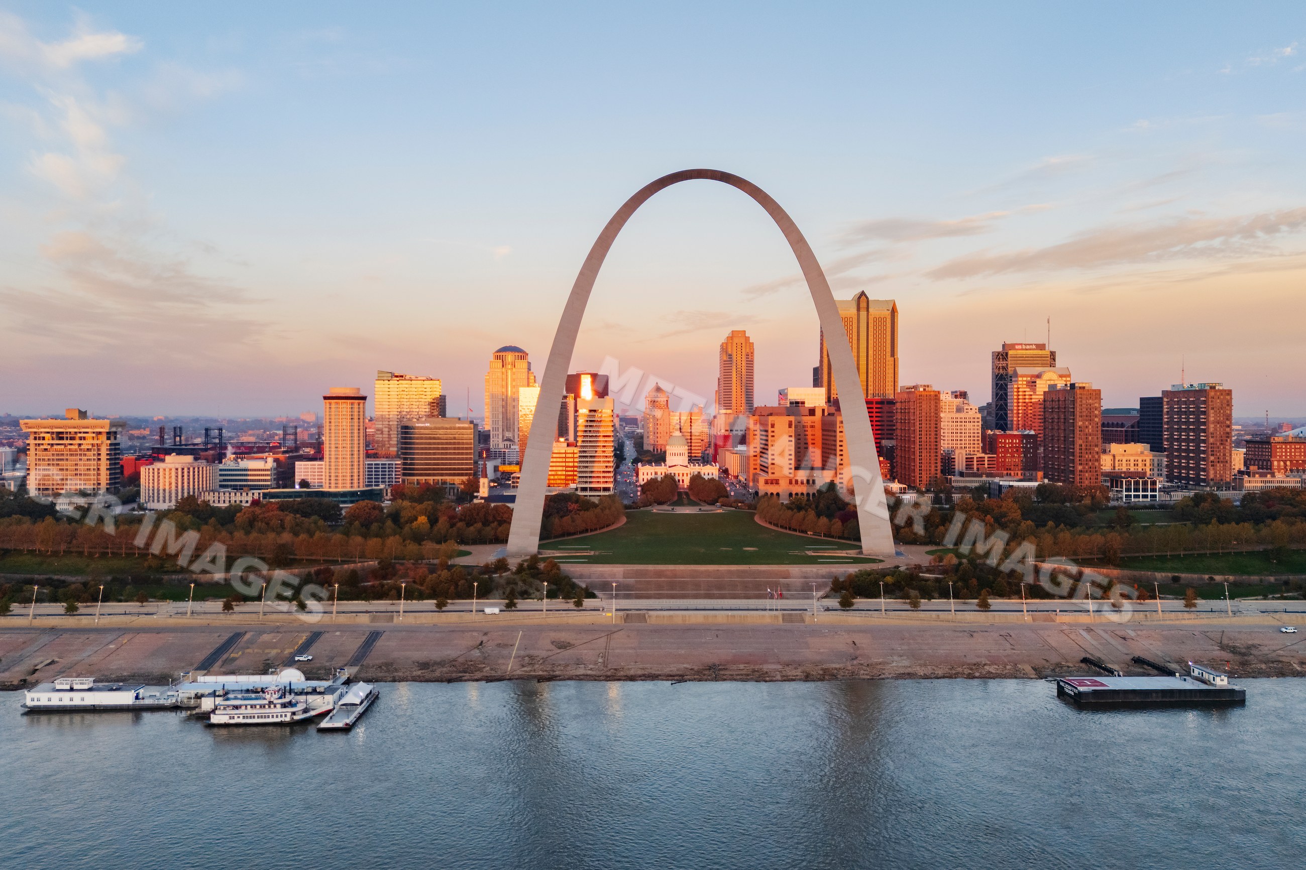 Gateway arch and st louis skyline at sunrise with riverfront
