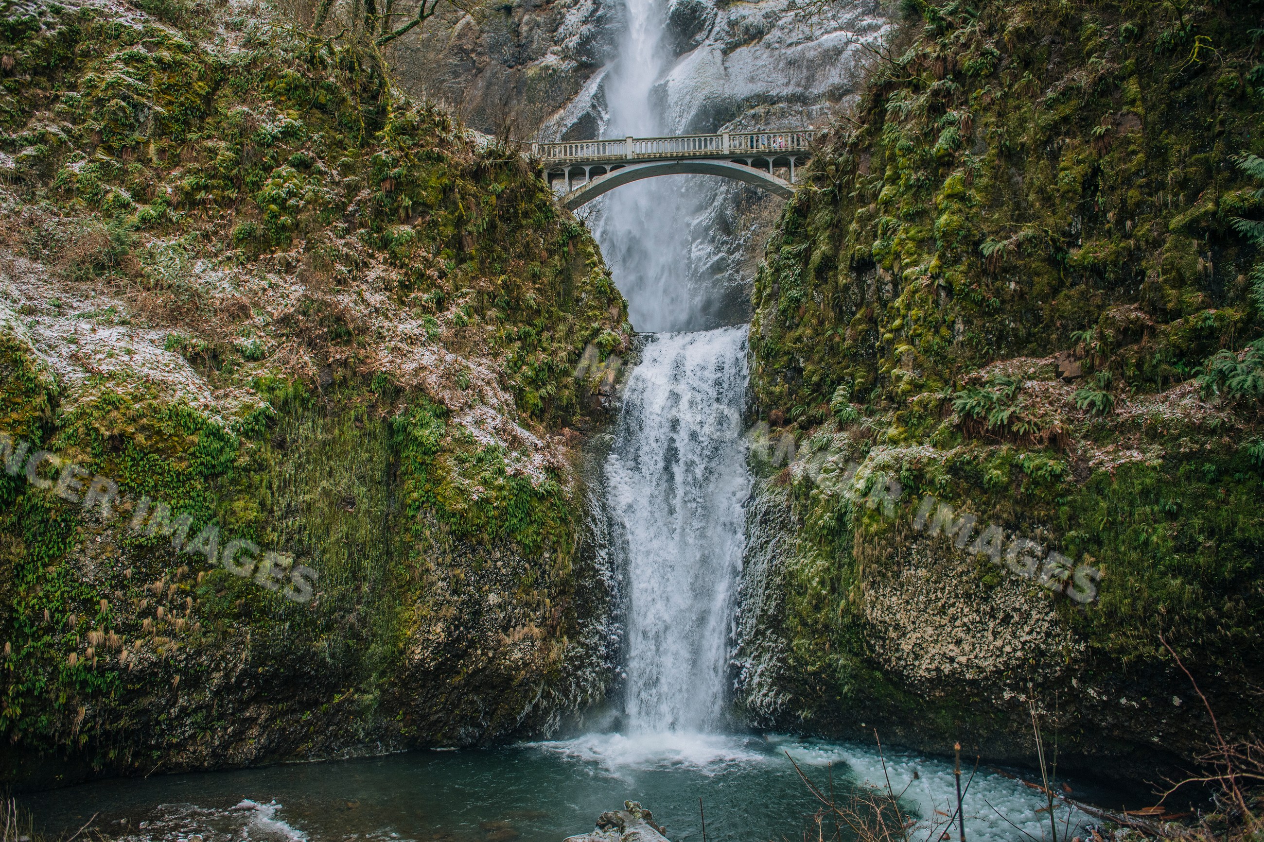 Multnomah falls waterfall with arched pedestrian bridge spanning