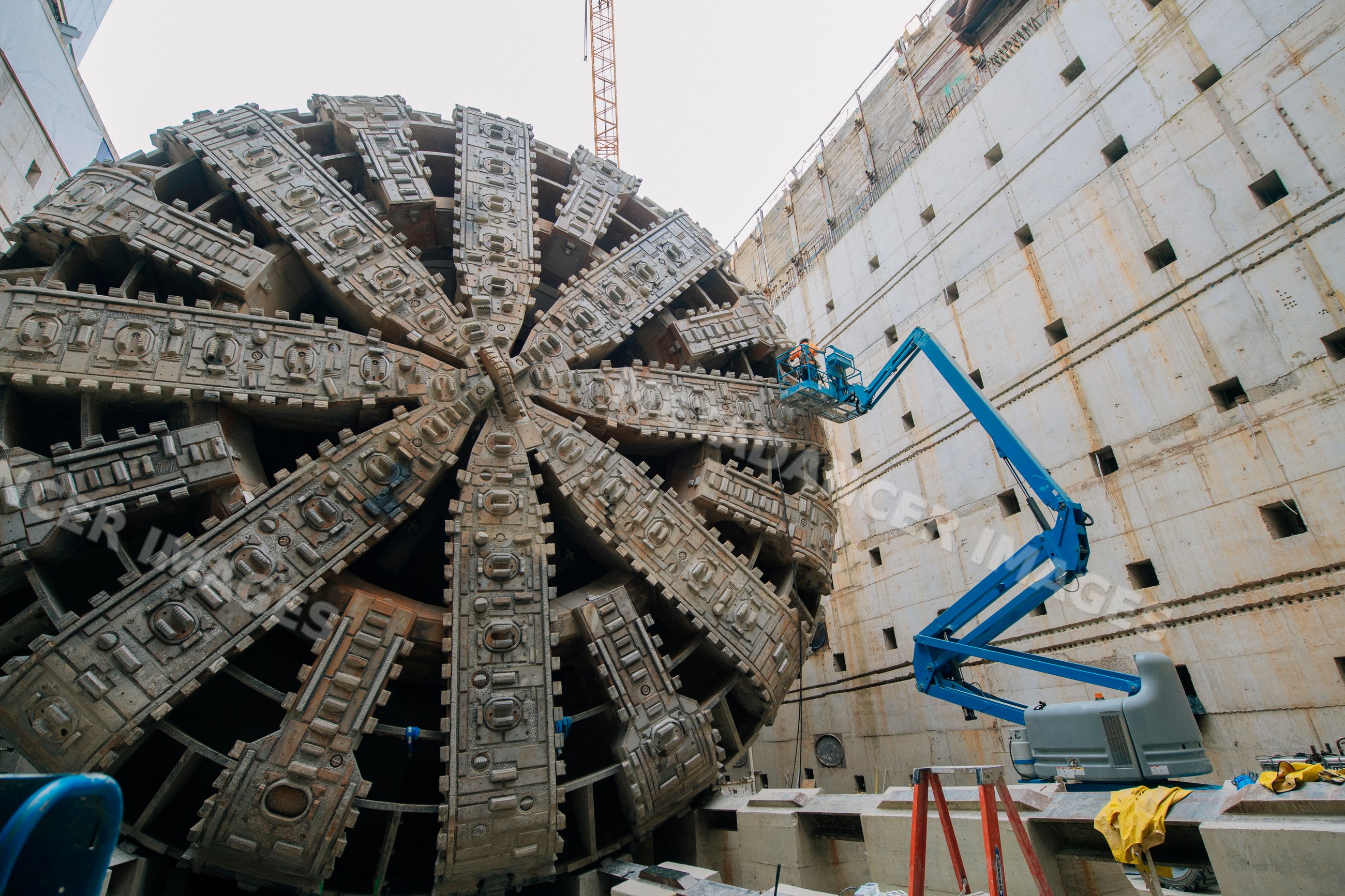 Large tunnel boring machine