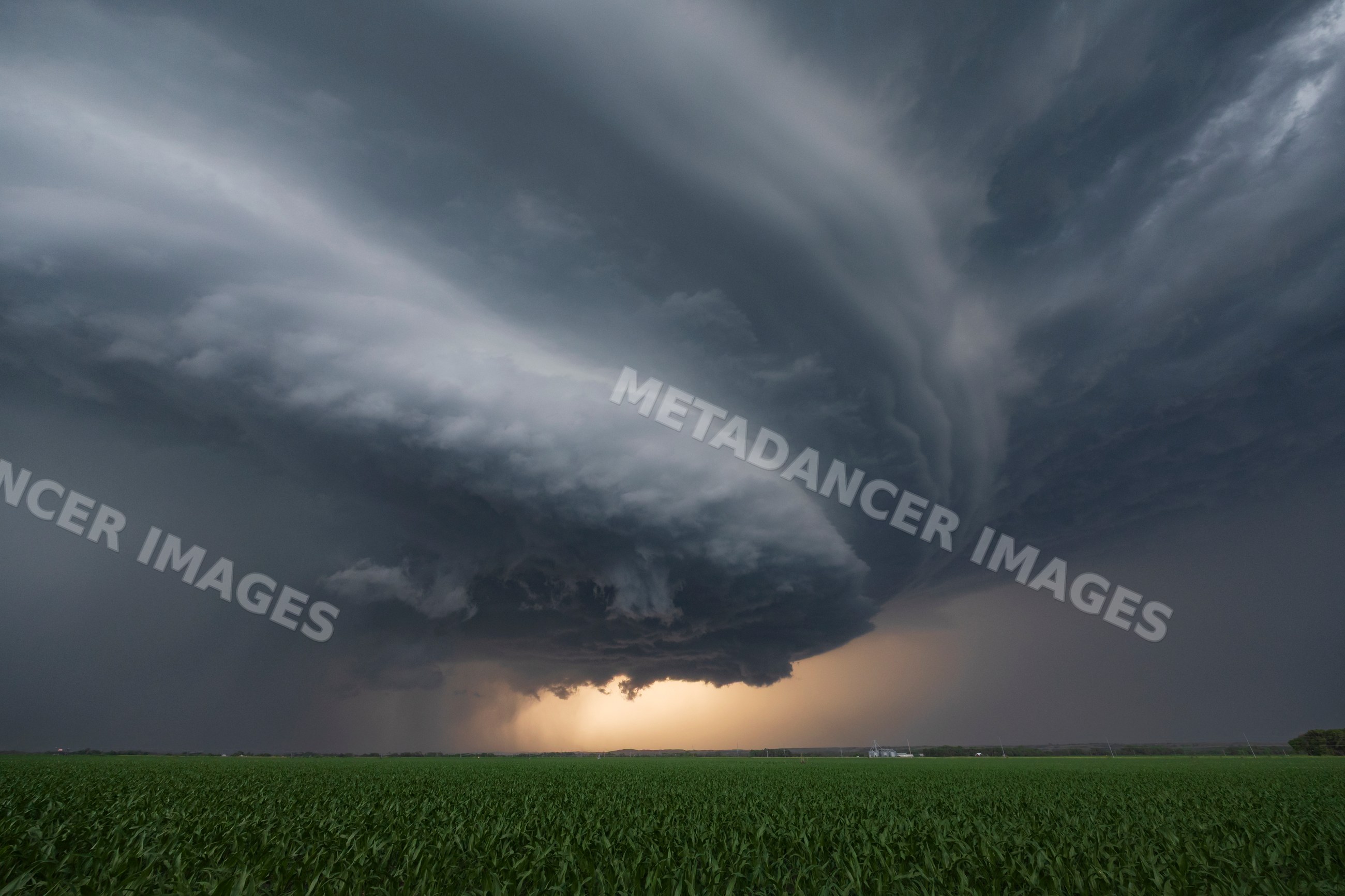 Supercell thunderstorm with tornado warning