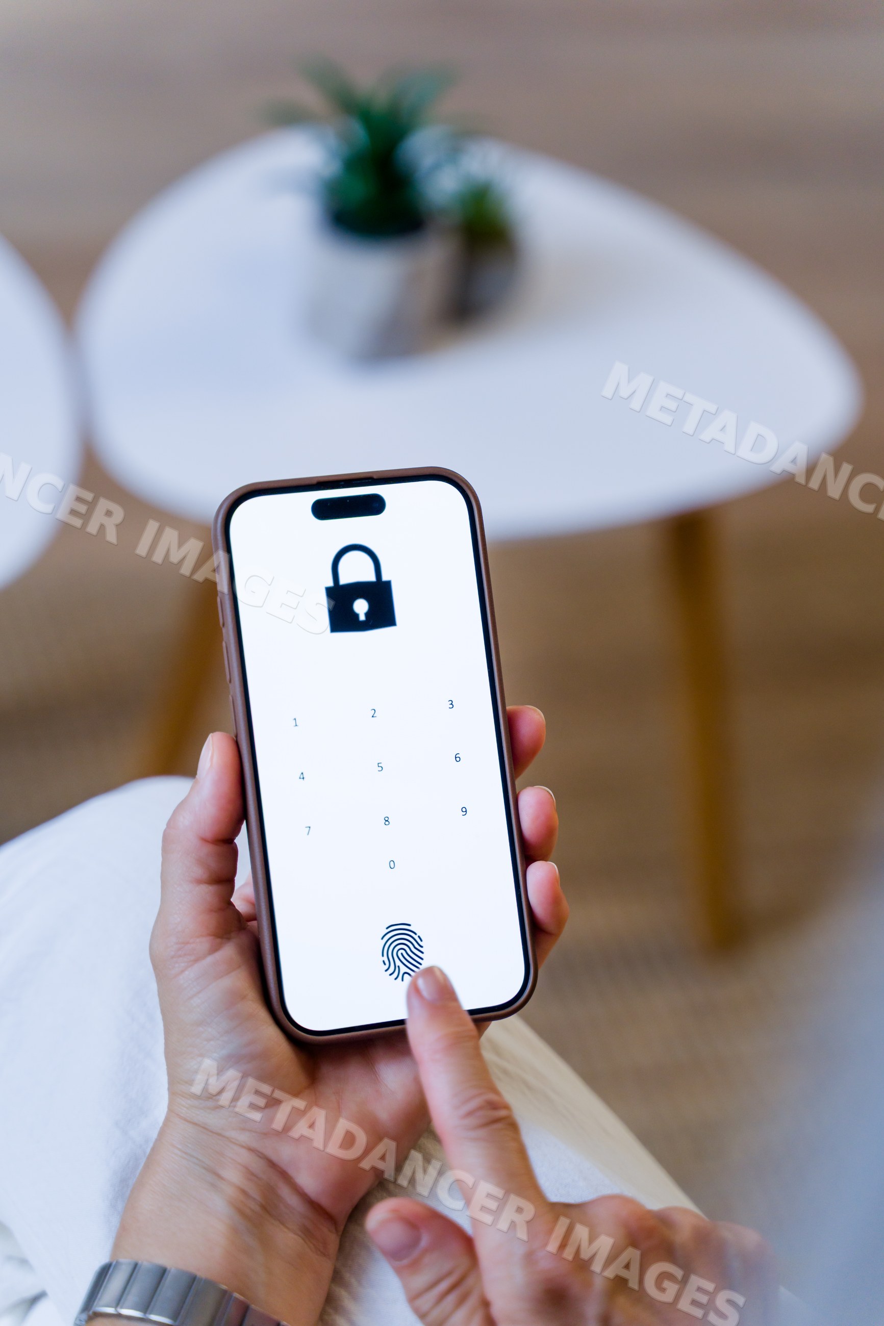 Fingerprint authentication on locked smartphone screen