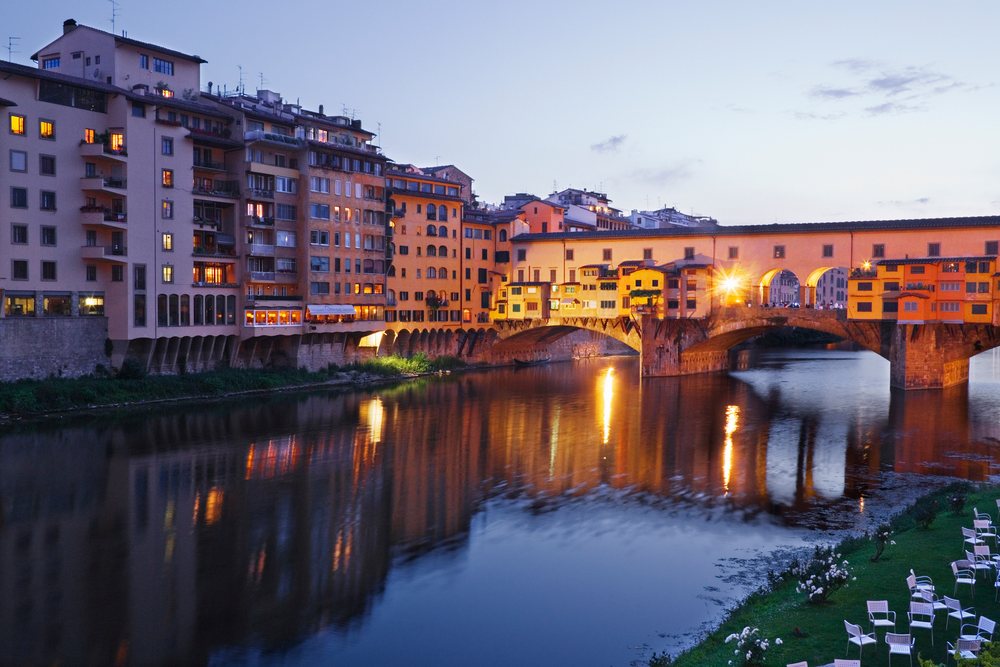 Ponte vecchio bridge over arno river at dusk italy