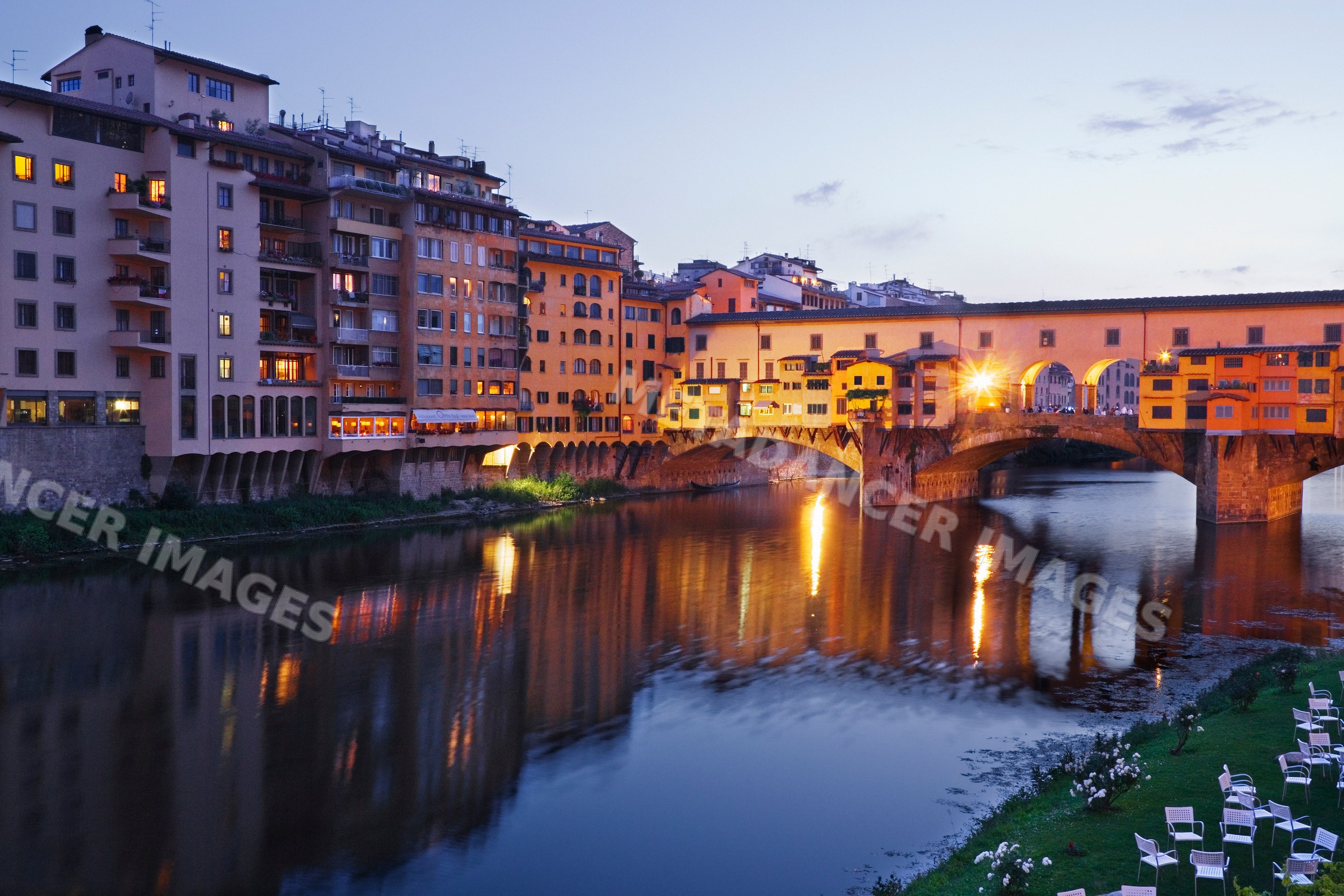 Ponte vecchio bridge over arno river at dusk italy