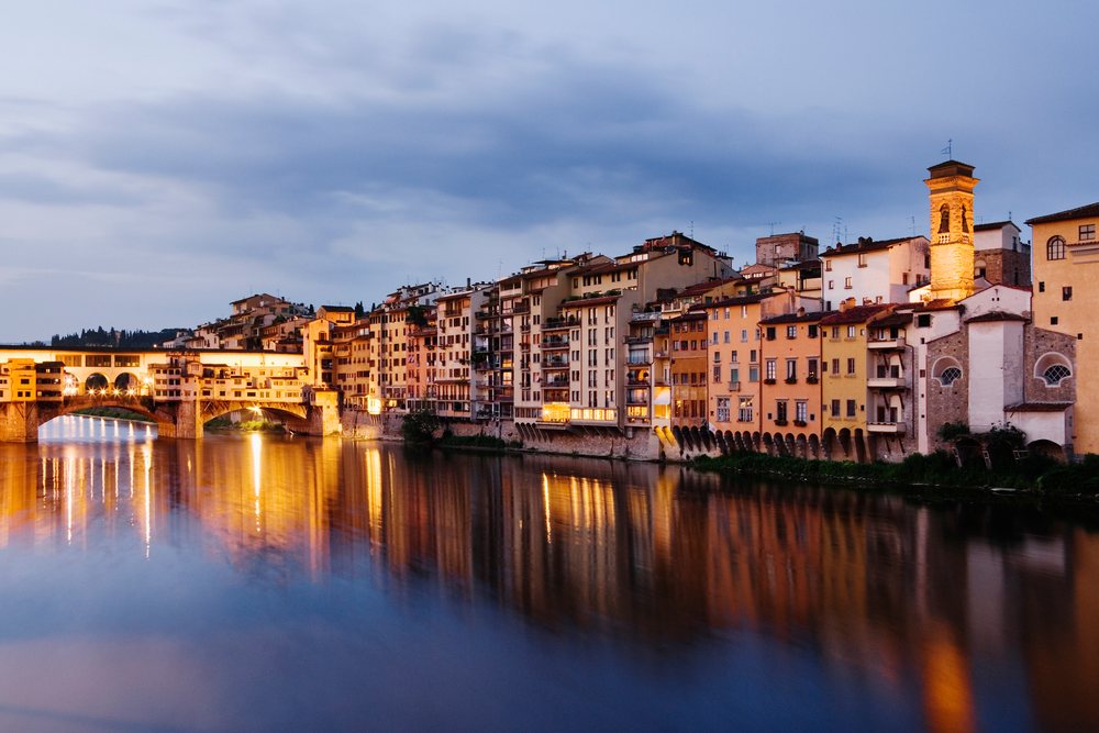 River arno at twilight with historic buildings and ponte vecchio