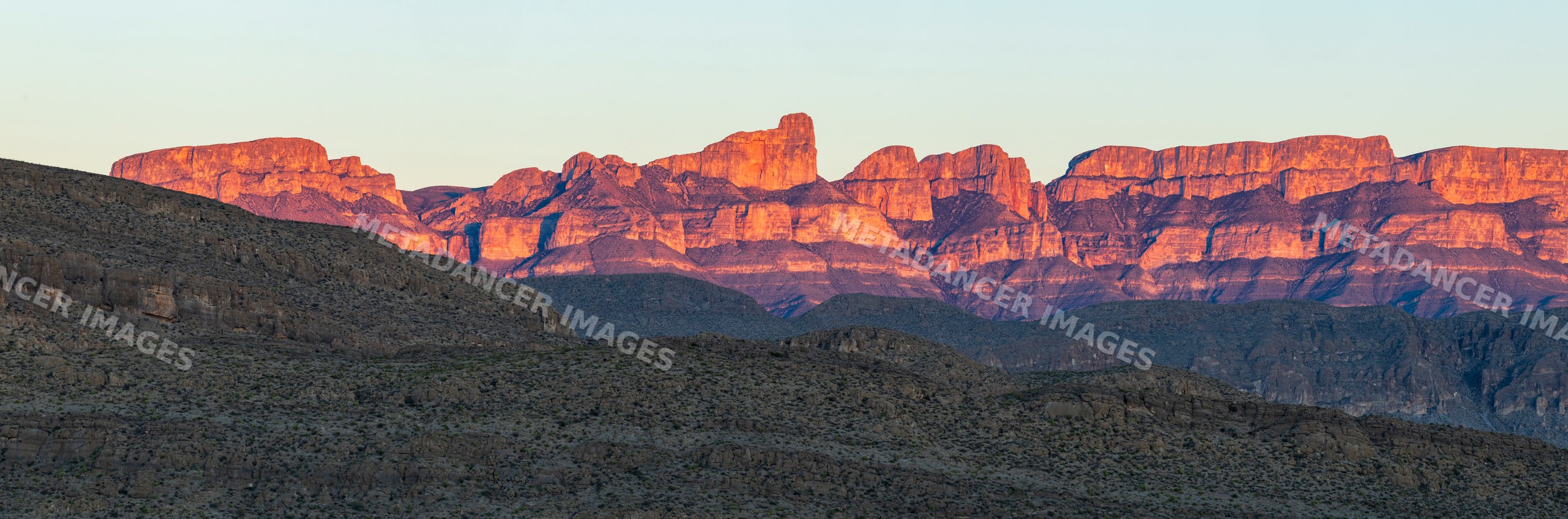 Sierra del carmen mountain range at Sunset in a park