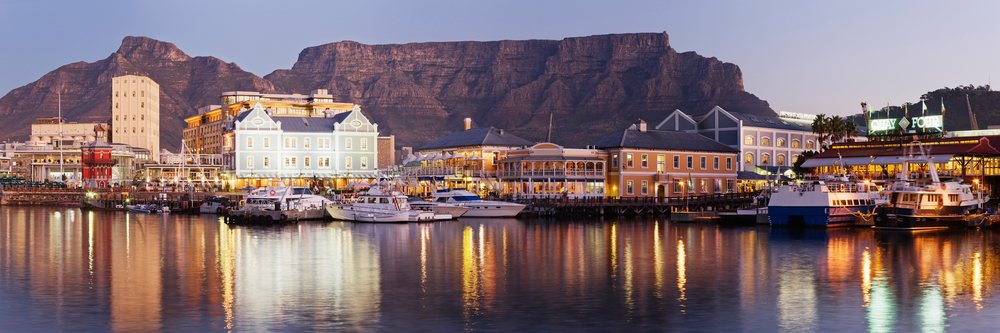 Victoria and alfred waterfront harbor with boats and table mountain