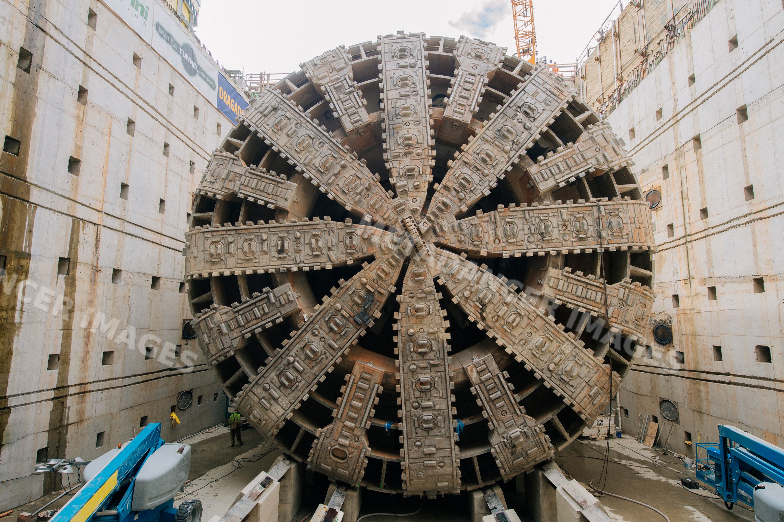 Large tunnel boring machine with circular drill head