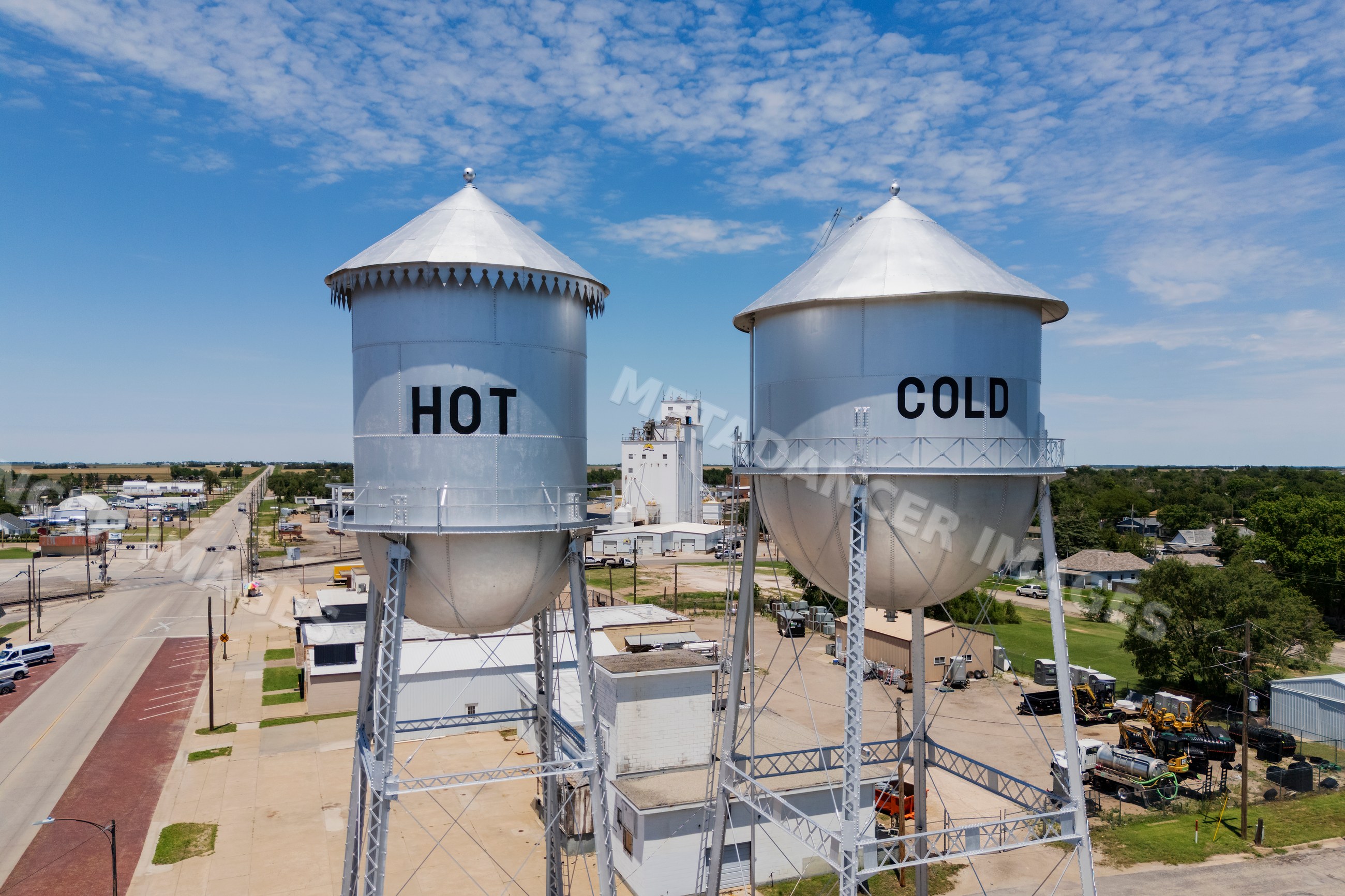 Hot and cold Water Towers in pratt, kansas roadside landmark