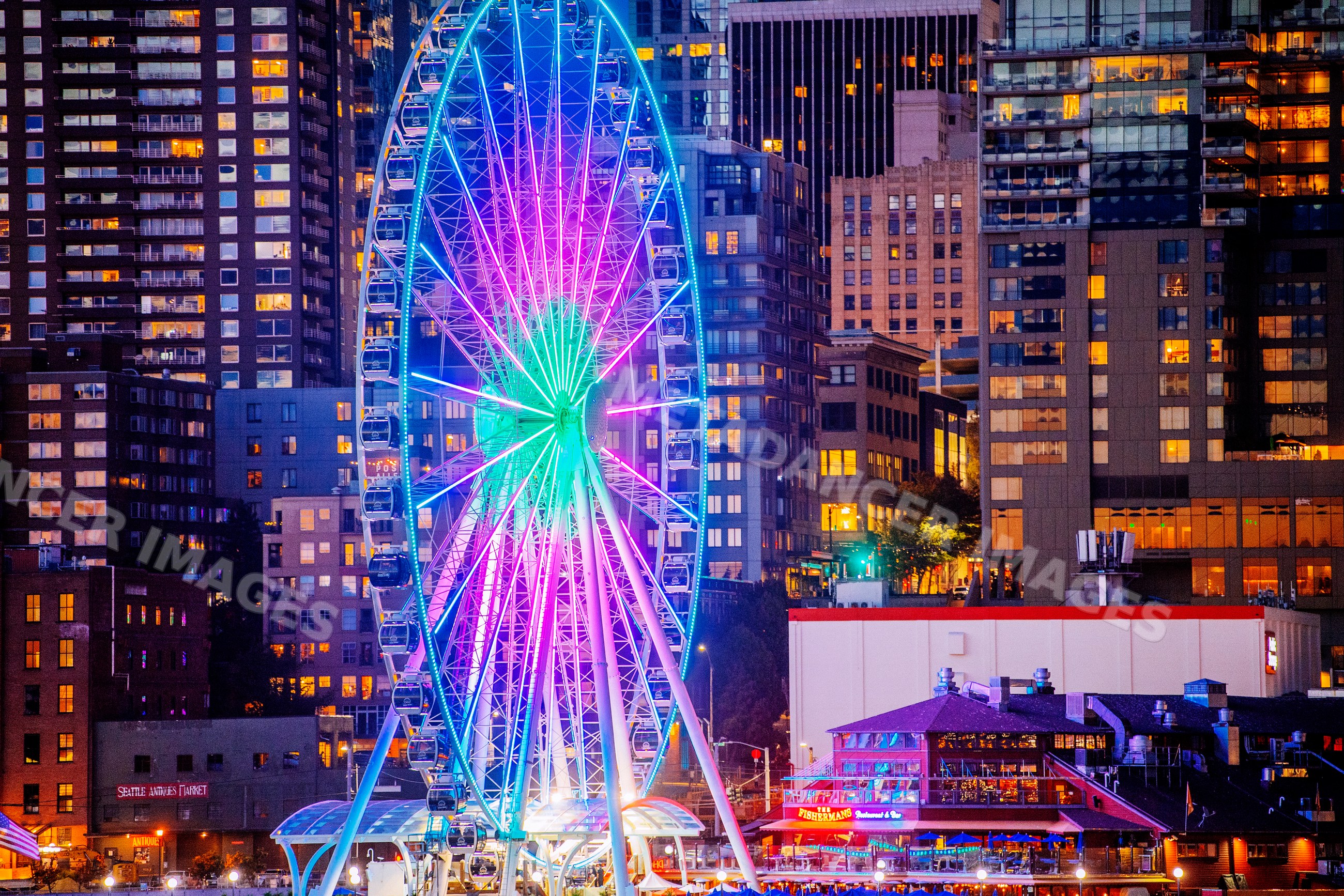 Seattle great wheel ferris wheel illuminated