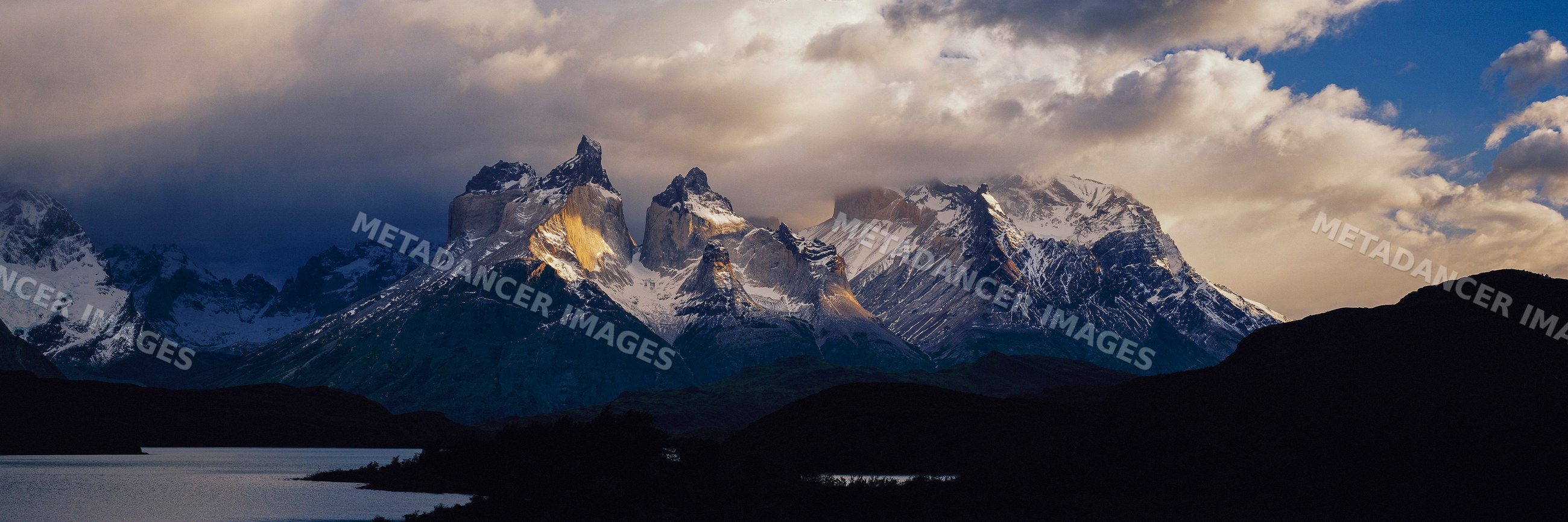 Los cuernos mountain range above lake pehoe