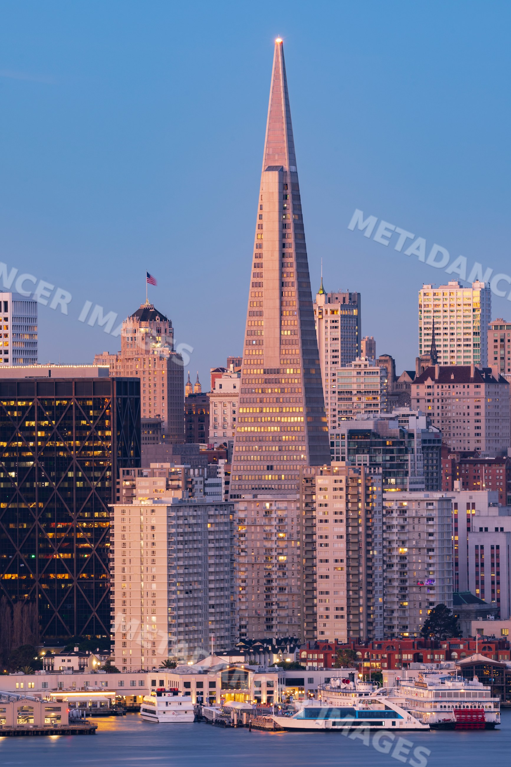 Transamerica building and San Francisco cityscape